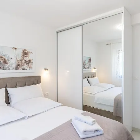 Apartment Summer Breeze Okrug Gornji
